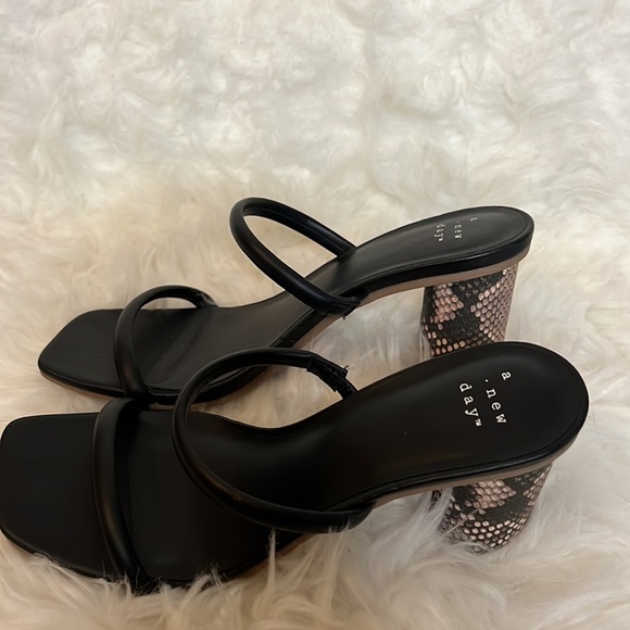 Black open toe heels 👠 - Picture 2 of 3